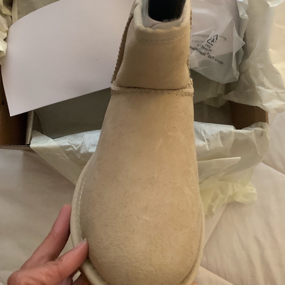 BNIB Ugg Minis size 8 in Sand